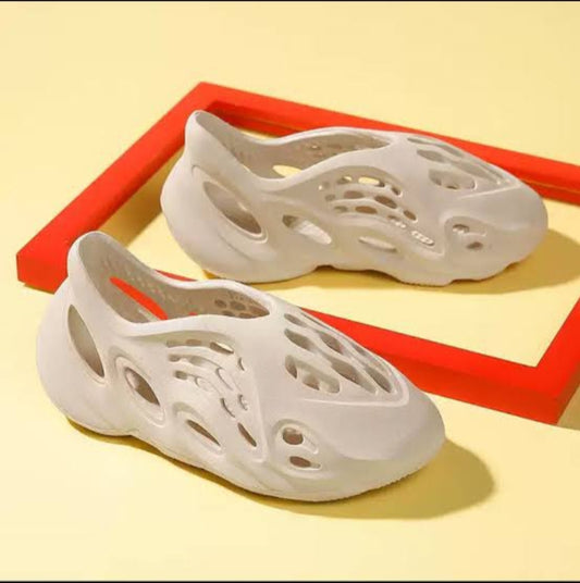 YEEZY Foam Runner Crocs & Clogs - BEIGE