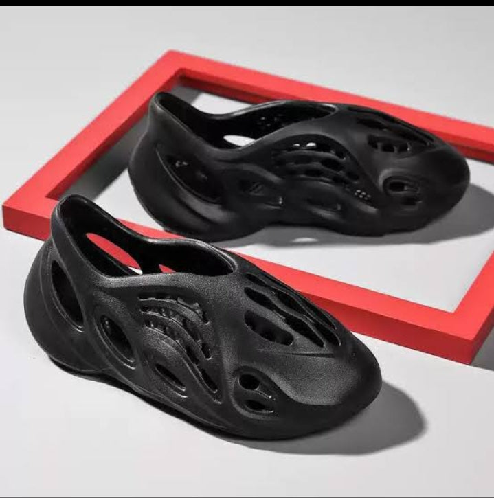 YEEZY Foam Runner Crocs & Clogs - GREY